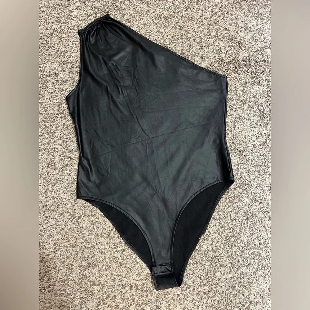 NEW Elegant Black One-Shoulder Bodysuit